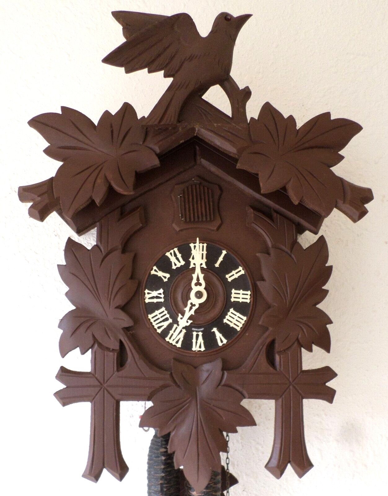 LARGE WORKING ANTIQUE GERMAN BLACK FOREST TRADITIONAL HAND CARVED CUCKOO CLOCK!