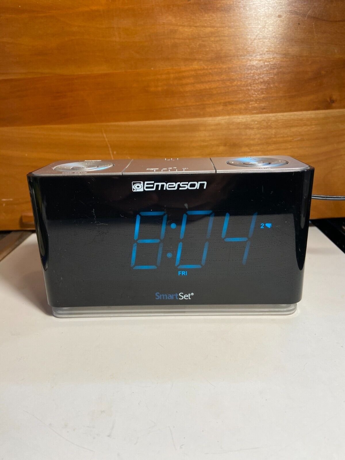 Emerson Smart Alarm Clock Radio USB Charger, Auto Time Set Nightlight