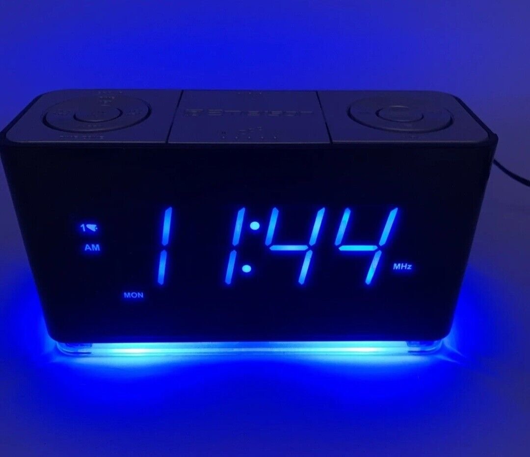 Emerson Smart Alarm Clock Radio USB Charger, Auto Time Set Nightlight CKS1507