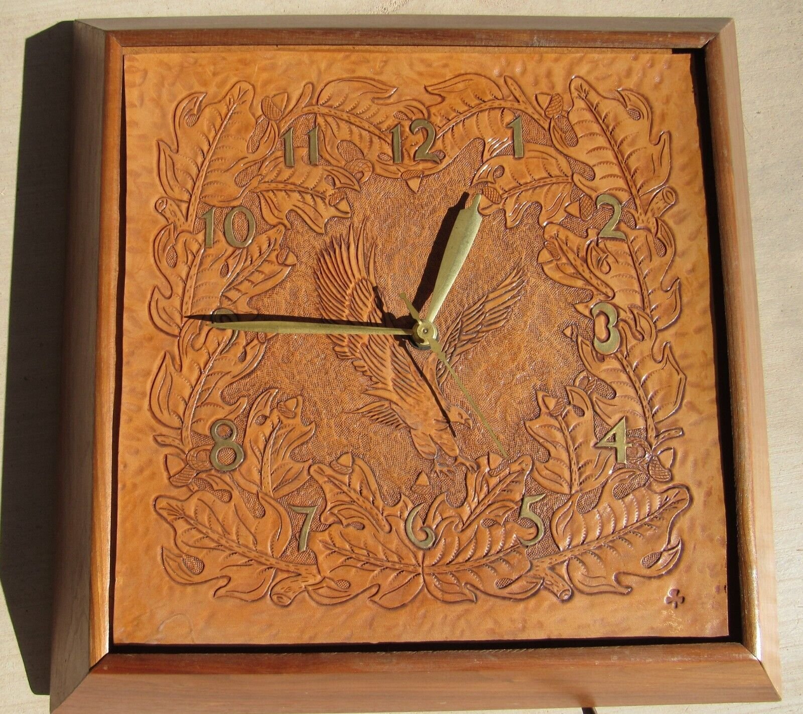 STUNNING VINTAGE HAND TOOLED AMERICAN WESTERN STYLE EAGLE WALL CLOCK RANCH CABIN