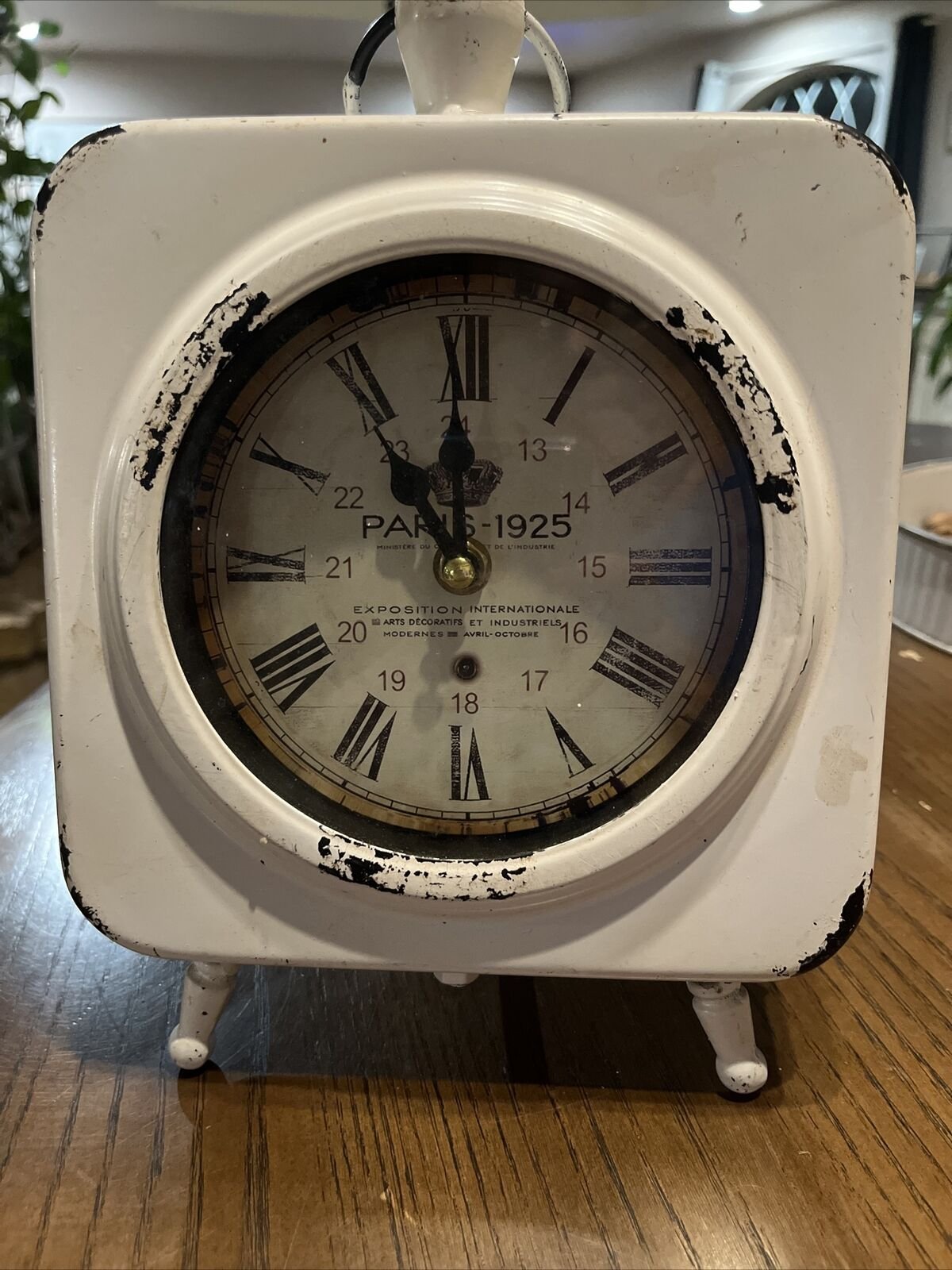 Zimlay Rustic Vintage White And Red Rounded Square White Table Clock 52527