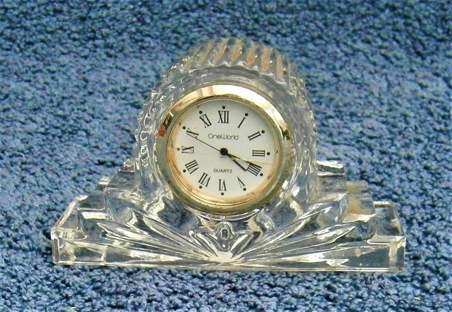 Q479) Vintage One world Crystal Glass Miniature working Mantel Clock ornament