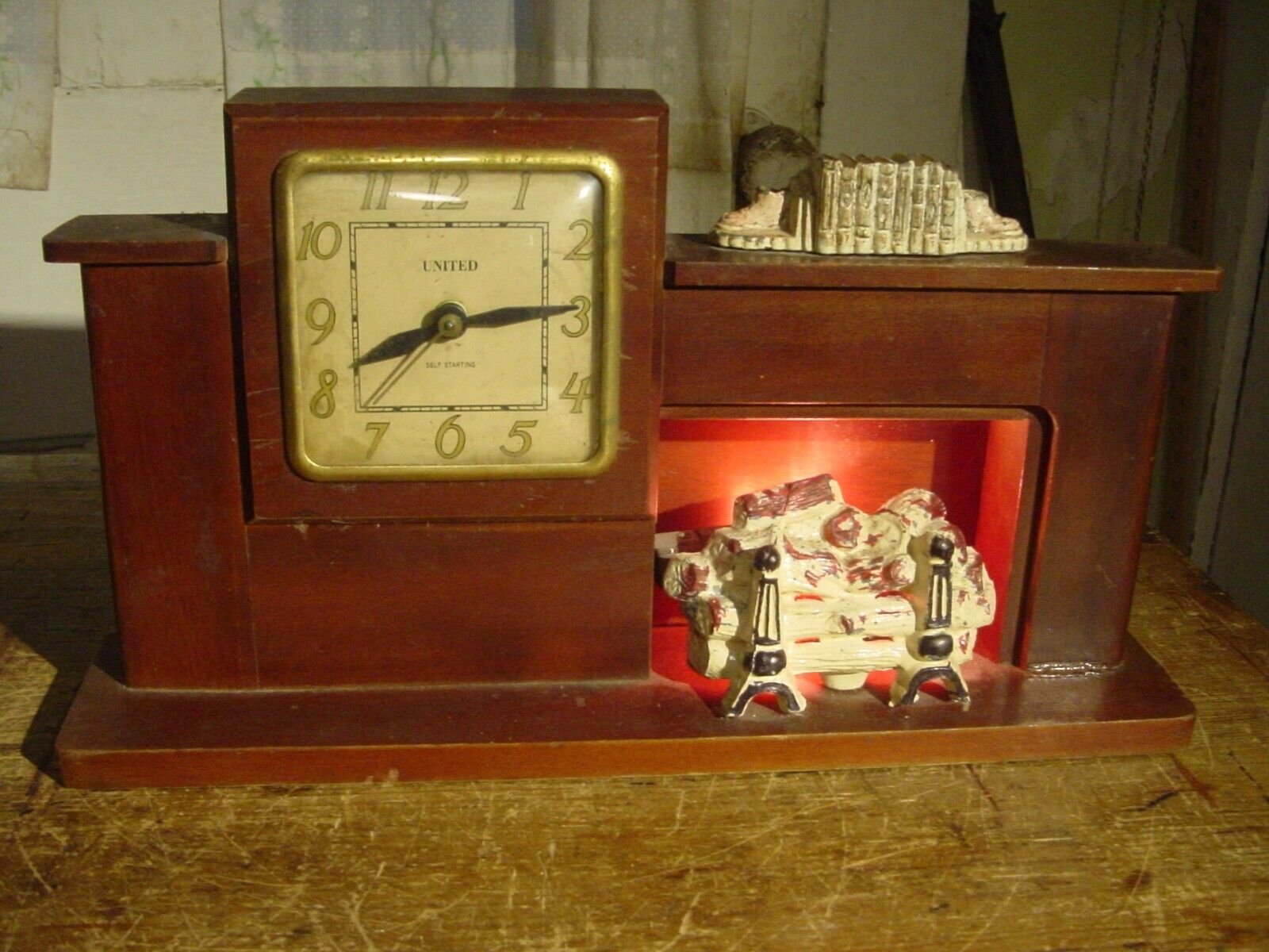 VINTAGE UNITED CLOCK CO. FIREPLACE MANTEL TV CLOCK MODEL 420 CLOCK & LIGHT WORKS